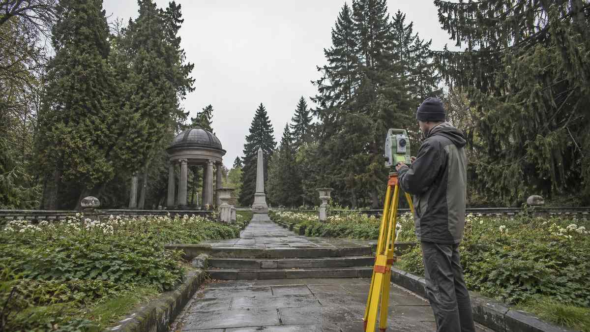 Общий вид участка и объекта недвижимости перед проверкой документов в Москве или Московской области